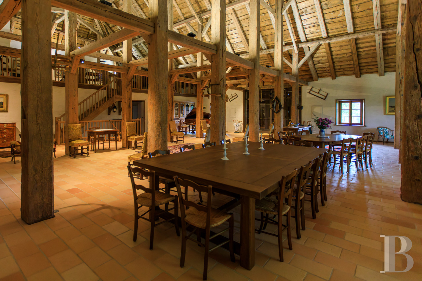 Dans le Haut-Bugey, à mi-chemin entre Lyon et Genève, une ferme abbatiale du 17e siècle transformée en une vaste et confortable demeure.  - photo  n°18